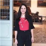 Docente laureata in Economia impartisce lezioni a studenti di istituti economici finanziari